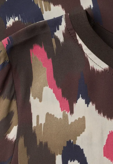 Blouse met lange mouwen, ronde hals en print pink flash Close-up van stof met abstract penseelstrekenpatroon in bruin, roze, beige, wit en donkerblauw.