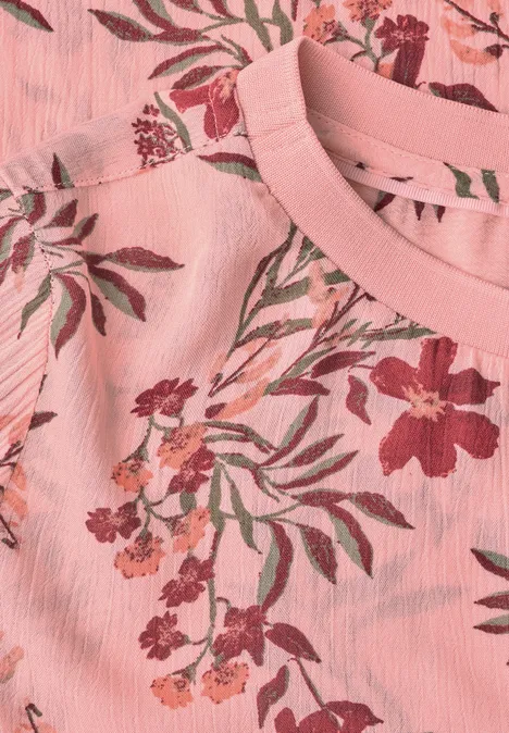Crepe Bluse mit floralem Muster soft blossom rose Nahaufnahme eines rosa T-Shirts mit floralem Muster.