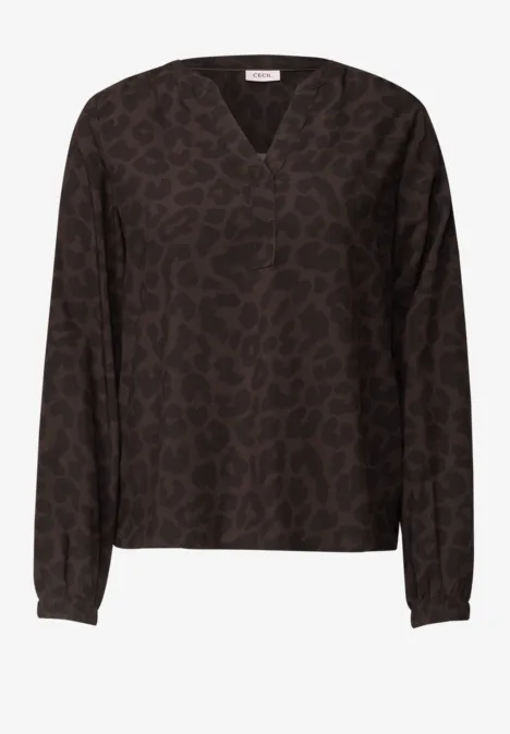 Een donkerbruine damesblouse met subtiel luipaardprint, V-hals en lange mouwen.