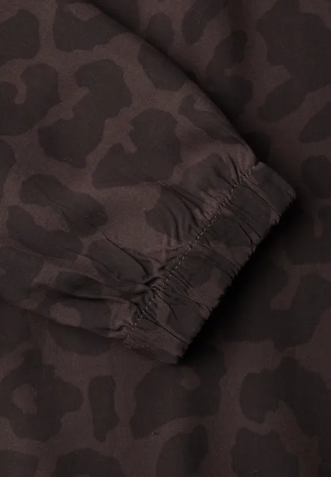 Mouw met elastische zoom in donkerbruin met zwart camouflagepatroon.