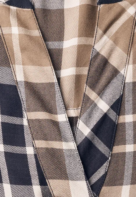 Nahaufnahme eines karierten Stoffes in Beige, Braun und Schwarz