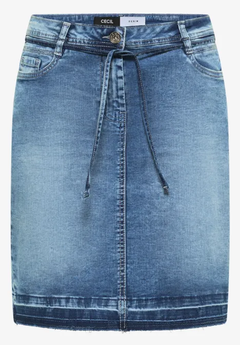 Knie-lange denimrok met trekkoord in de taille, zichtbare middennaad en subtiel verweerd effect.