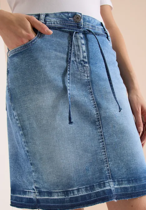 Moderne knielange spijkerrok met tunnelkoord in de taille en lichte wassing.