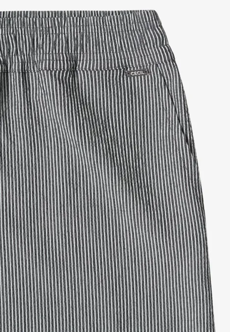 Nahaufnahme eines gestreiften Kleidungsstücks in Blau und Weiß mit elastischem Bund und seitlicher Tasche.