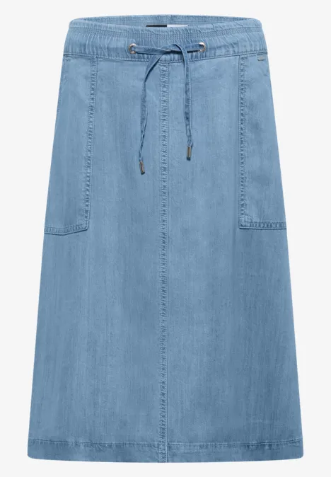 Hellblaue Jeans-Rock mit Tunnelzug und aufgesetzten Taschen.