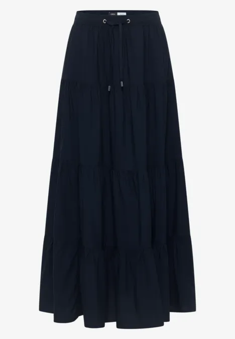 Ein langer, dunkelblauer Stufenrock aus leichtem, fließendem Stoff mit elastischem Bund und Kordelzug.