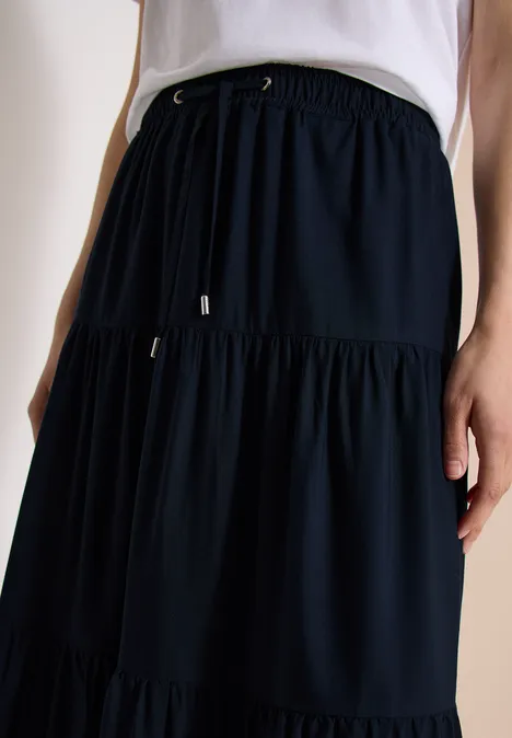 Dunkelblauer, gestufter Midirock mit elastischem Bund und Kordelzug.