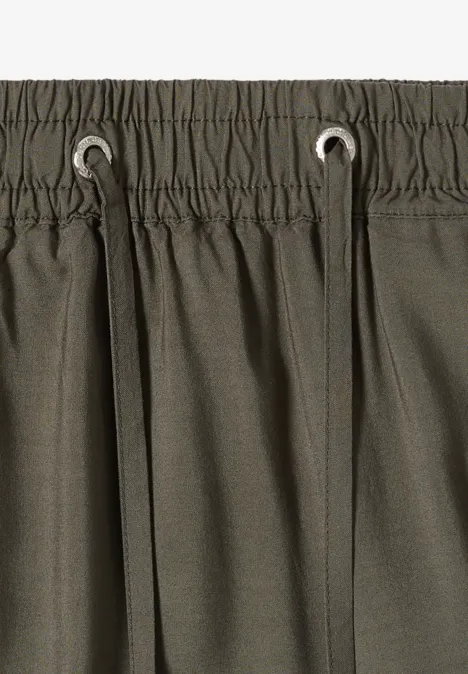 Dunkelgrüner elastischer Bund mit Tunnelzug und Metallösen.