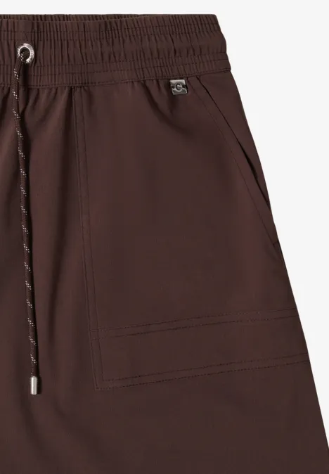 Donkerbruine casual short met elastische taille, trekkoord en opgestikte zakken.