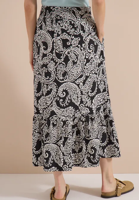 Jupe longue à motifs floraux Black Jupe longue noire à motif paisley beige, ample et légèrement froncée à l’arrière.