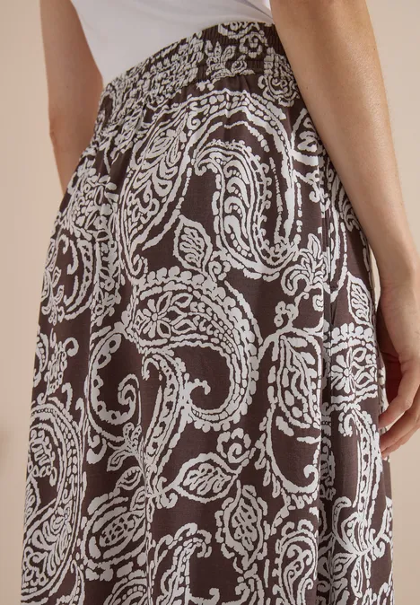 Jupe longue à motifs floraux brown cacao Vue latérale d’une jupe midi noire à motif cachemire blanc.