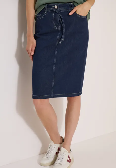 Jupe en jean arrivant aux genoux avec une ceinture rinsed wash Jupe en jean mi-longue avec ceinture, denim bleu moyen