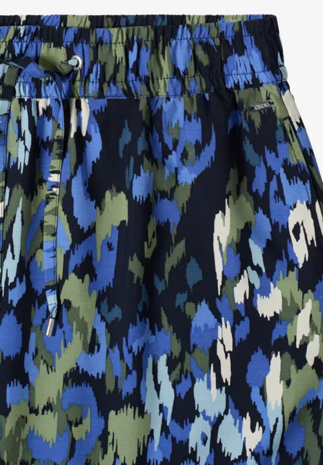 Maxirock mit Volants und Print urban dark blue Kurze Hose mit elastischem Bund und abstraktem blau-grün-weißem Print.