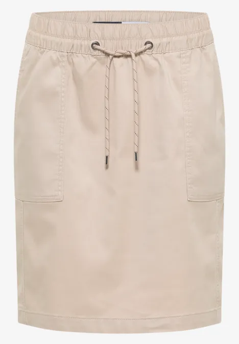 Beige minirok met elastische taille, aantrekkoord en opgestikte zakken.