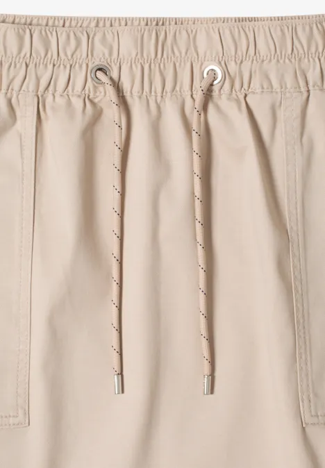 Beige short met elastische taille en trekkoord.