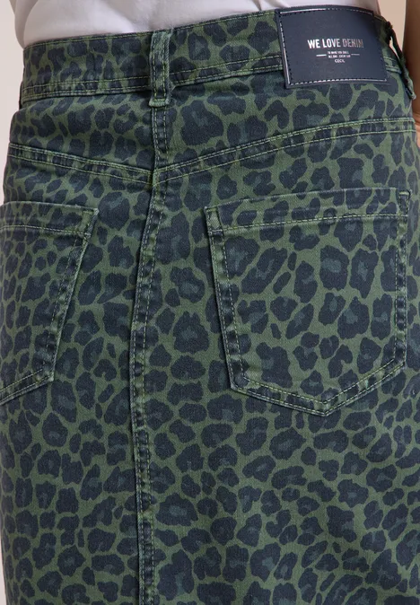 Mini-jupe en denim vert à imprimé léopard foncé, deux poches arrière et étiquette.