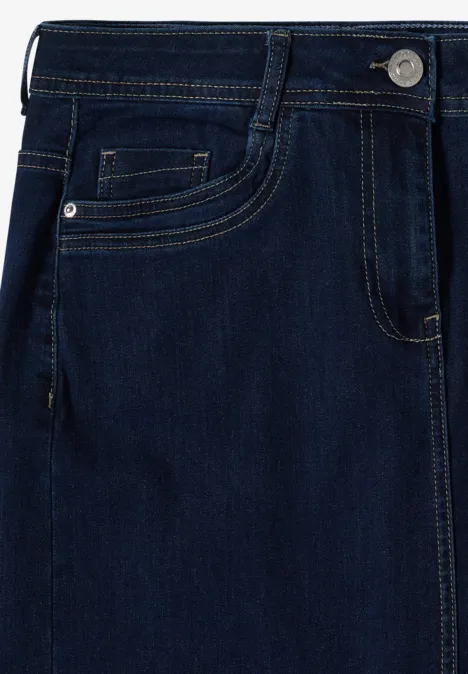 Donkerblauwe denim minirok met ceintuurlussen en zichtbare naden.