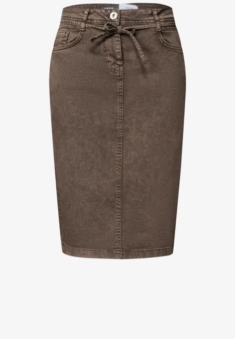 Bruine knielange jeansrok met rechte snit en tailleband om te knopen.