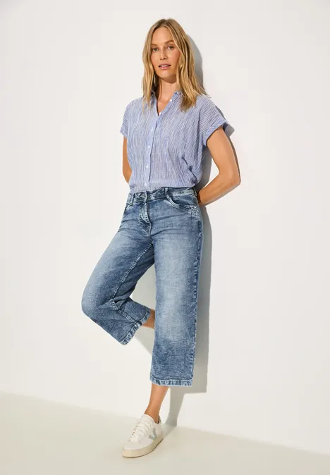 3/4 jeans in loose fit light blue wash 3/4 jeans in loose fit light blue wash