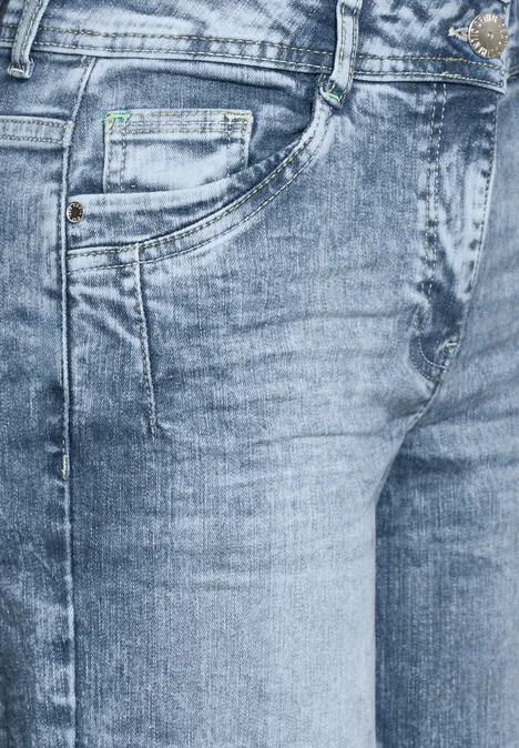 3/4 jeans in loose fit light blue wash 3/4 jeans in loose fit light blue wash