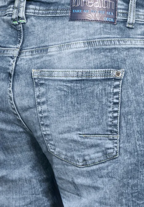 3/4 jeans in loose fit light blue wash 3/4 jeans in loose fit light blue wash