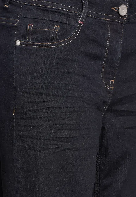 Nahaufnahme einer dunklen Jeans mit gelben Nähten und Münztasche.