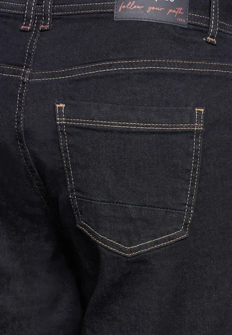 Nahaufnahme einer Gesäßtasche einer dunkelblauen Jeans.