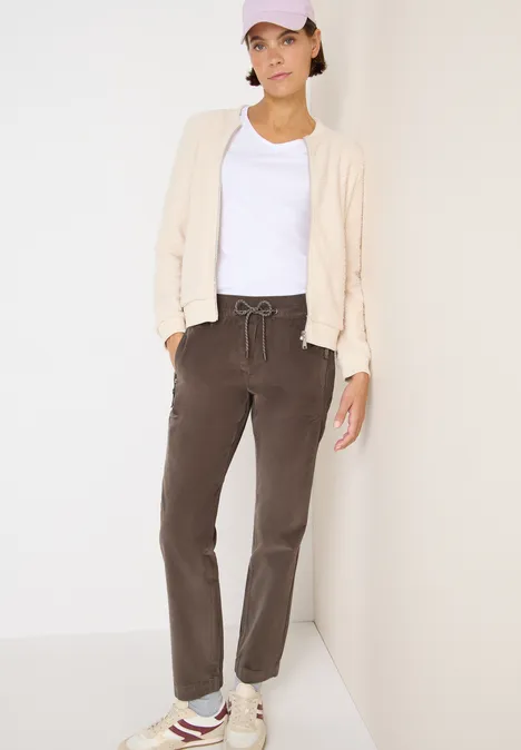 Cordhose im Causal Fit misty taupe