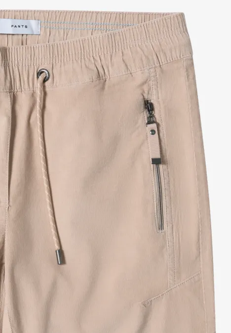 Cordhose im Causal Fit eggshell white