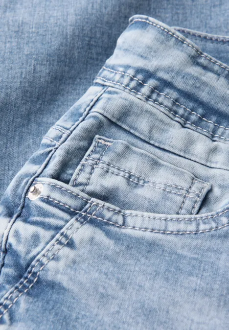 Jeans mit Turn-Up Detail light blue wash