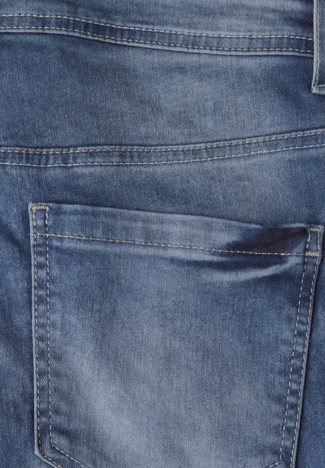 Straight Leg Jeans light blue wash