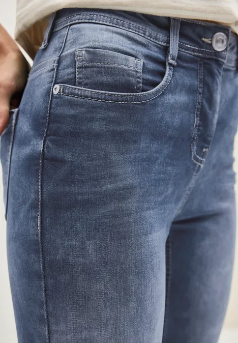 Straight Leg Jeans light blue wash