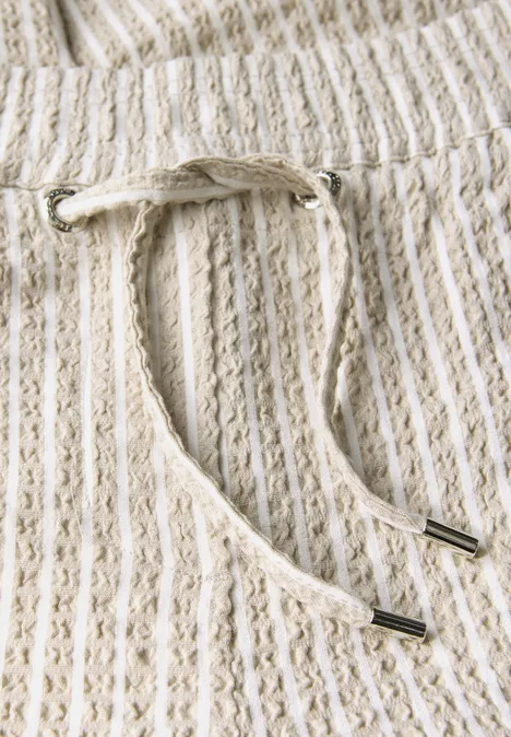 Gestreifte Seersucker Hose pearl beige
