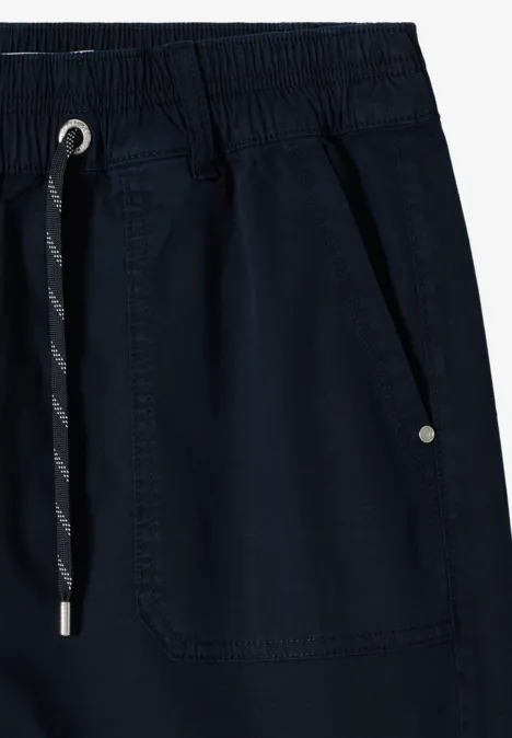 Pantalon bleu marine avec taille élastique, cordon de serrage et poche latérale.