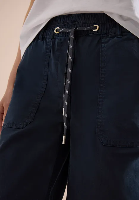 Pantalon bleu marine tendance avec taille élastique, cordon de serrage et poches avant.