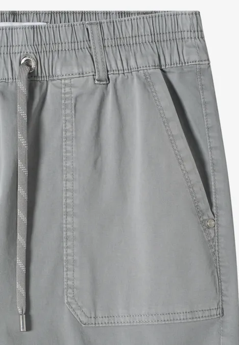 Grijze short met elastische taille, trekkoord en steekzakken aan de zijkant.