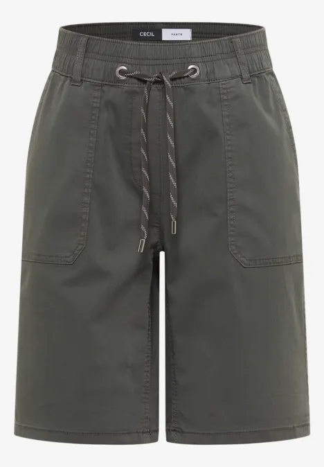 Dunkelgrüne knielange Herren-Shorts mit Tunnelzugbund und aufgesetzten Taschen.