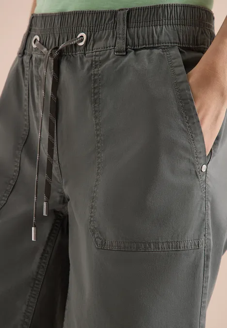 Dunkelgraue Hose mit elastischem Bund, Tunnelzug und aufgesetzten Taschen