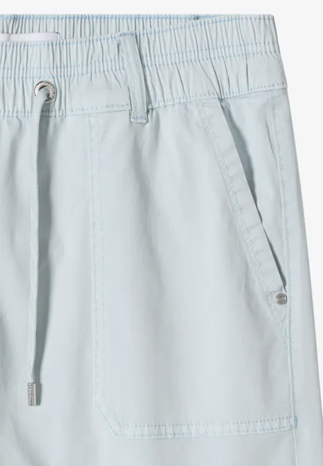 Lichtblauwe shorts met elastische taille, trekkoord en zijzakken.