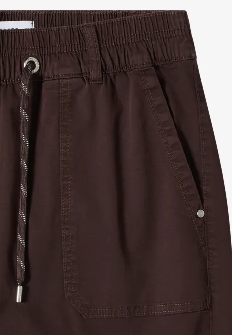 Pantalon de détente marron avec taille élastique, cordon de serrage et poches latérales.