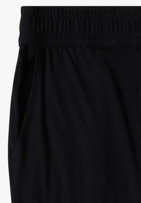 Pantalon noir avec taille élastique et poche latérale.