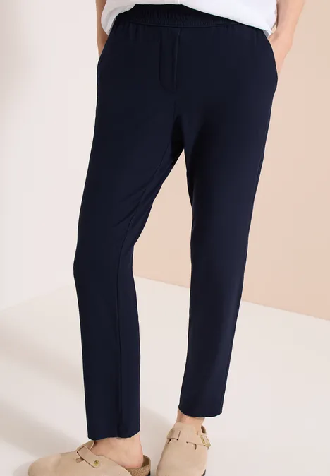 Dunkelblaue, komfortable Damenhose mit elastischem Bund, legerem Schnitt und geradem Bein.