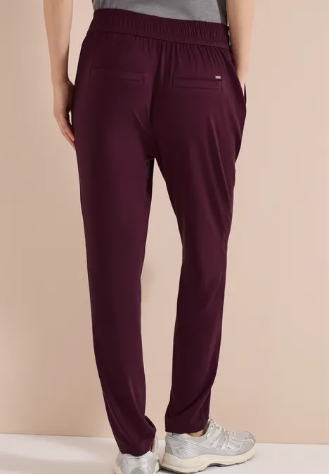 Pantalon de jogging bordeaux pour femme, taille élastique et poches, vue de dos.