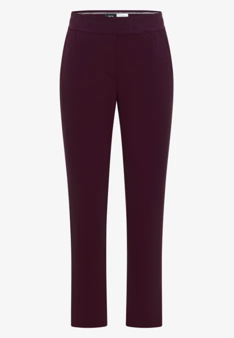 Pantalon noir droit et épuré en tissu lisse, coupe près du corps et taille mi-haute.