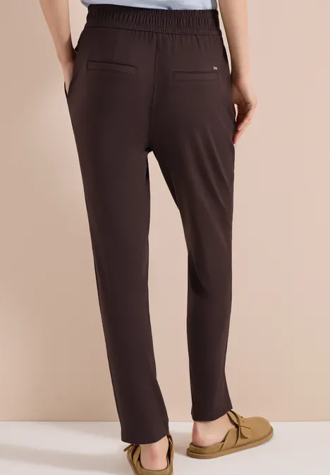 Pantalon femme marron à taille élastique et poches, vue de dos