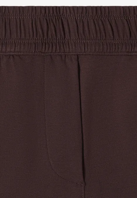 Vue détaillée d'un pantalon marron avec taille élastique.