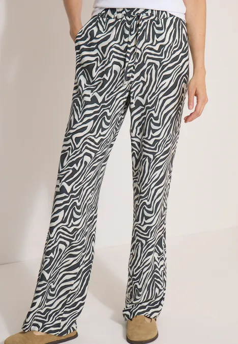Pantalon large femme à motif zèbre noir et blanc avec ceinture élastique.