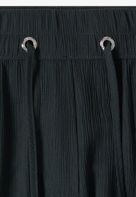 High Waist straight legs broek in Loose Fit palm breeze green Zwarte geplisseerde stof met gerimpelde taille, zilverkleurige ringen en koord.