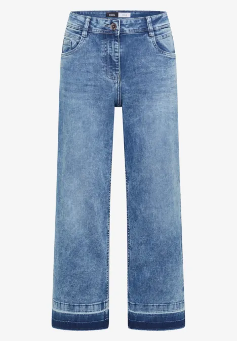 Straight Leg Jeans mit frasigem Saum light blue washed Weite, gerade geschnittene blaue Jeans im Vintage-Look.