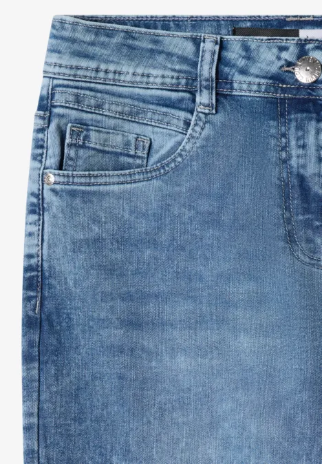 Straight Leg Jeans mit frasigem Saum light blue washed Detailaufnahme blauer Jeans mit vorderer Tasche, Münztasche, Gürtelschlaufen und Nahtverarbeitung.